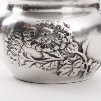 Posrebrzany wazonik z kwiatową dekoracją. Metal srebrzony.
